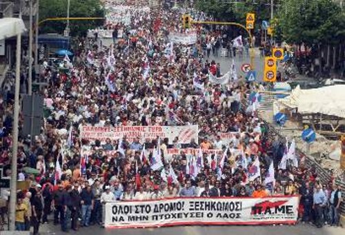 «Ολοι στο δρόμο! Ξεσηκωμός!». Στιγμιότυπο από τη μεγαλειώδη πορεία του ΠΑΜΕ στην πανελλαδική απεργία στις 5 Μάη