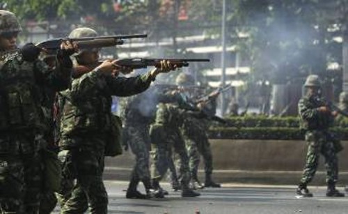 Στρατός βαράει στο ψαχνό στην Μπανγκόκ