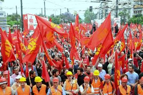 Το πανελλαδικό συλλαλητήριο του ΚΚΕ στις 15 του Μάη στην Αθήνα αποτέλεσε ένα μαζικό βήμα προβολής της πολιτικής πρότασης διεξόδου του ΚΚΕ