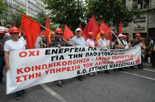 Το πανό της Οργάνωσης στο πανελλαδικό συλλαλητήριο του ΚΚΕ στη Αθήνα, το Μάη του 2010