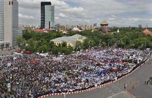 Απο την προσχεσινή μεγάλη διαδήλωση στην ρουμανική πρωτεύουσα