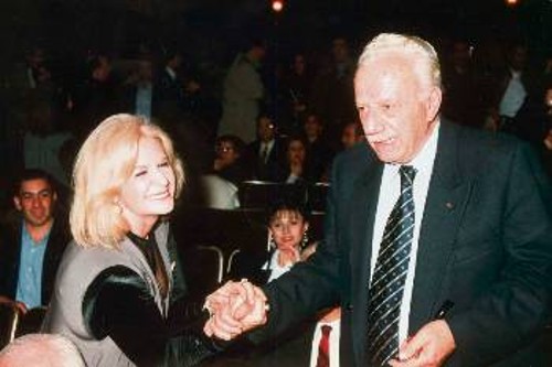 Με την Μπέτυ Βαλάση στο θέατρο «Μίνωα» (1995)