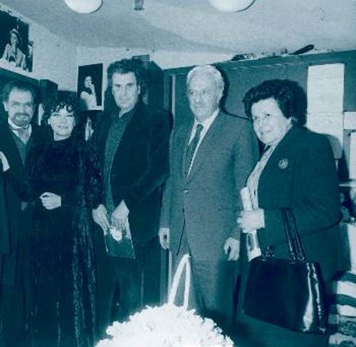 Ο Χ. Φλωράκης με την Ρ. Κουκούλου και τον Μ. Θεοδωράκη στην παράσταση «Εντα Γκάμπλερ» με πρωταγωνιστές την Τζ. Καρέζη και τον Κ. Καζάκο (1984)