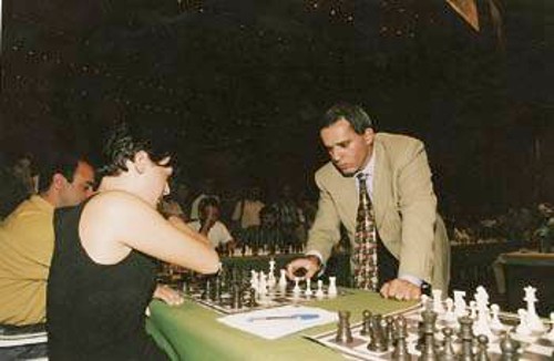 Στην Πάτρα ο Γιούρι Κασπάροβ αντιμετώπισε συγχρόνως 21 σκακιστές. Παλιότερα στην Κέρκυρα (απ' όπου και η φωτογραφία) αντιμετώπισε 50 σκακιστές!