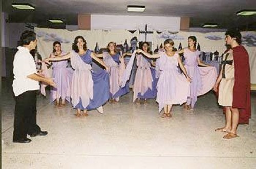 Ο Ζήνων Ζαννέτος (αριστερά) σε δοκιμή των «Ιντερμεδίων», καθοδηγεί τα μέλη του Χορού