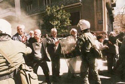 9 - 3 - 1995. Ματ και καπνογόνα κατά των συνταξιούχων που διαδήλωναν για τις συντάξεις πείνας... από την κυβέρνηση ΠΑΣΟΚ 