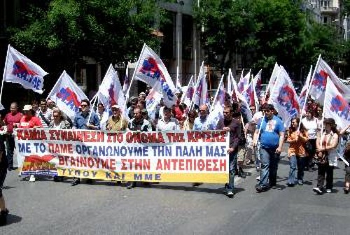 «Μαζί με τους εργάτες και όλο το λαό δίνουμε απάντηση στον καπιταλισμό», φώναζαν εργαζόμενοι μαζί με το ΠΑΜΕ