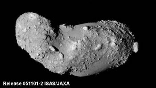 Η μια πλευρά του ...πατατόμορφου Ιτοκάουα, όπως φωτογραφήθηκε από το Χαγιαμπούσα. Εντυπωσιακοί είναι οι μεγάλοι ογκόλιθοι (ο μεγαλύτερος στα δεξιά έχει διάμετρο 50 μέτρα) που συγκρατούνται από την εξαιρετικά μικρή βαρύτητα του αστεροειδούς