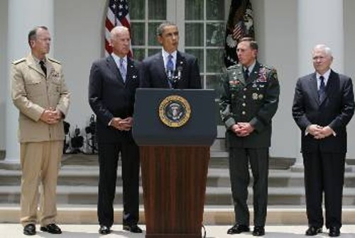 Ο Πρόεδρος των ΗΠΑ παρουσιάζει τον στρατηγό Πετρέους, νέο κατοχικό διοικητή στο Αφγανιστάν