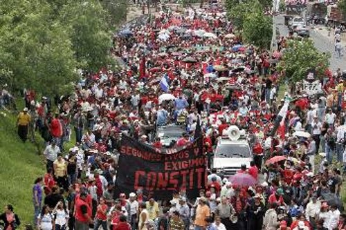 Χιλιάδες διαδήλωσαν στην Τεγκουσιγκάλπα ενάντια στο πραξικόπημα