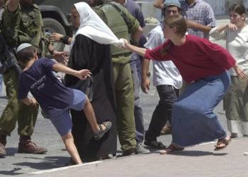 Νεαροί Ισραηλινοί επιτίθενται σε Παλαιστίνια. Το μίσος κοχλάζει...