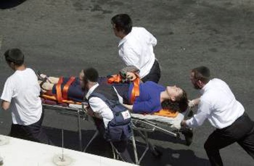Πολίτες απομακρύνουν τραυματισμένη γυναίκα από το εστιατόριο στην κεντρική λεωφόρο Τζάφα