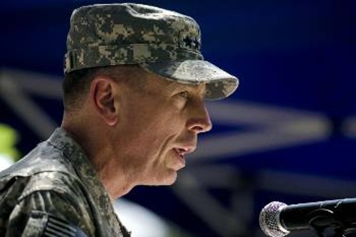 Νέος διοικητής των αμερικανο - ΝΑΤΟικών δυνάμεων, ανέλαβε ο Αμερικανός στρατηγός Ντέιβιντ Πετρέους, με στόχο να μεταφέρει στο Αφγανιστάν το «ιρακινό μοντέλο»