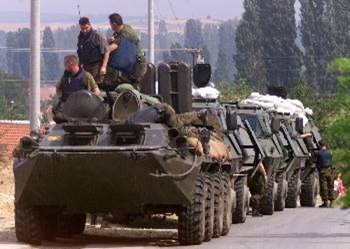 Ειδικές δυνάμεις της αστυνομίας καθ' οδόν προς το χωριό Λιούμποτεν, για να ενισχύσουν τις γραμμές του στρατού...
