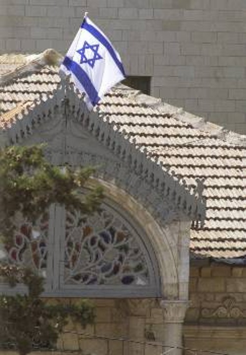 Το Ισραήλ κατέλαβε χτες μεγάλο μέρος της Ανατολικής Ιερουσαλήμ, υψώνοντας τη σημαία του στην έδρα της ΟΑΠ