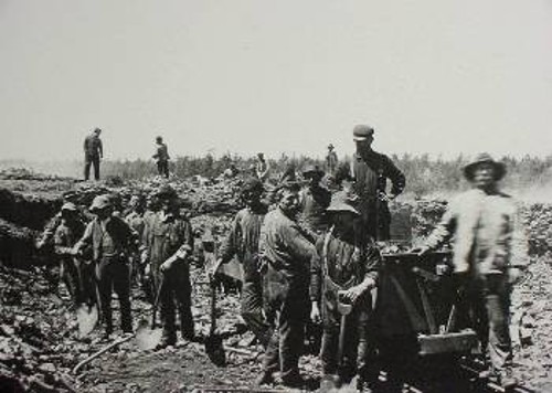 Εργάτες στις αρχές του 1900 στην Αγγλία, σκάβοντας για σιδηρομετάλλευμα