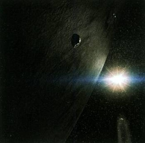 Καλλιτεχνική απεικόνιση του αστεροειδή 24 Θέμις μαζί με δύο μικρότερα ουράνια σώματα, ένα από τα οποία είναι κομήτης που περιφέρεται σε τροχιά μέσα στη ζώνη των αστεροειδών.
