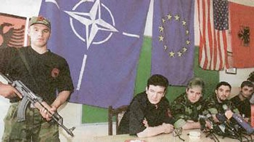 Στελέχη Αλβανών αυτονομιστών της οργάνωσης-κλώνο του ΟΥΤΣΕΚΑ στην ΠΓΔΜ με τις σημαίες των αφεντικών τους στο βάθος...