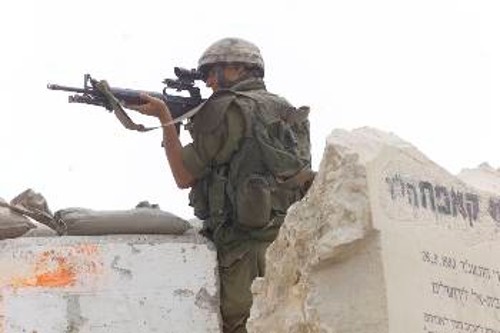 Ισραηλινός στρατιώτης σημαδεύει μέσα από τη διόπτρα του. Η ισραηλινή πολιτική των «επιλεκτικών δολοφονιών» συνεχίζεται