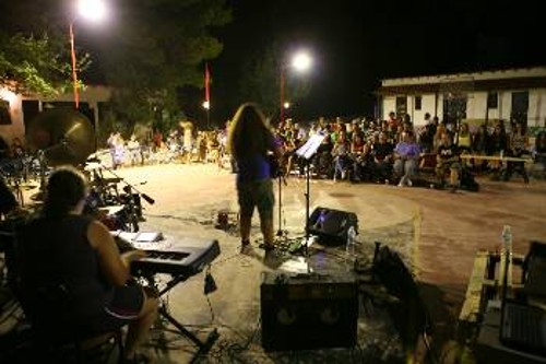 Μαζική η συμμετοχή νέων από όλη την Ελλάδα στις εκδηλώσεις που έχει επιμεληθεί η ΚΝΕ στο χώρο του κάμπινγκ στο Αχλάδι