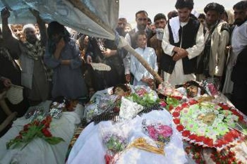 Σε διαδήλωση μετατράπηκε η κηδεία των δολοφονημένων από τις κατοχικές δυνάμεις