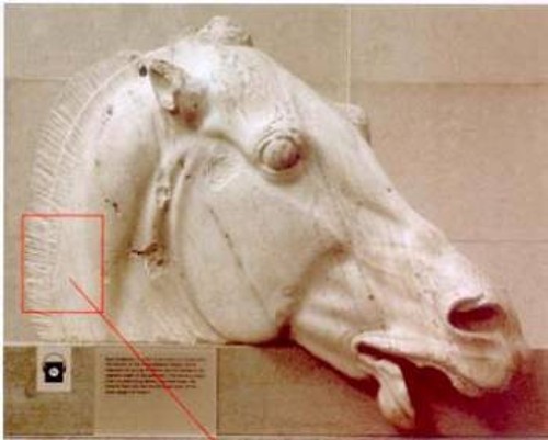 Κεφαλή αλόγου από τη Ζωοφόρο του Παρθενώνα στο Βρετανικό Μουσείο. Εμφανείς οι καταστροφές από τη σκανδαλώδη «συντήρηση» του 1930