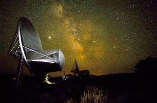 Μέρος της συστοιχίας ραδιοτηλεσκοπίων Αλλεν, στο Χατ Κρικ της Καλιφόρνιας, που σαρώνει τον ουρανό από το 2007 προσπαθώντας να εντοπίσει σήματα προερχόμενα από νοήμονα ζωή σε κάποιο μακρινό σημείο του σύμπαντος
