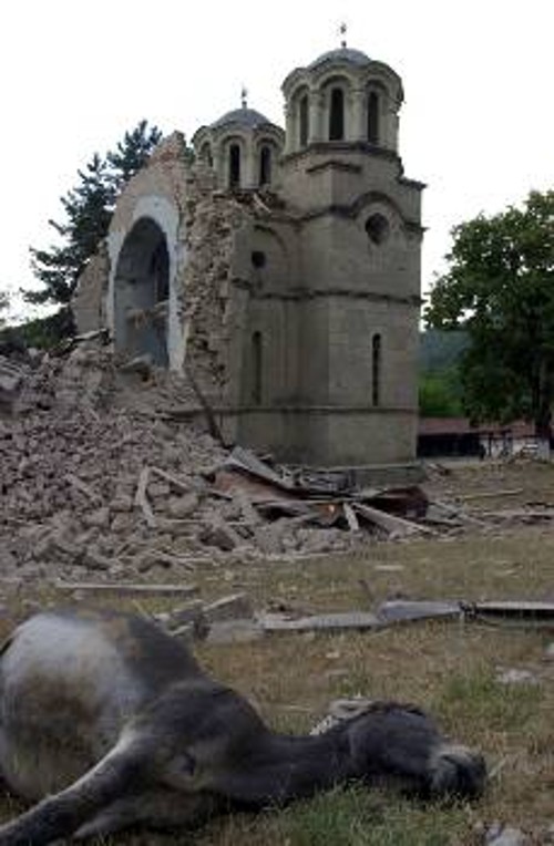 Σε στήλη ερειπίων μετέβαλε η βομβιστική επίθεση το μοναστήρι του Αγίου Αθανασίου στο χωριό Λέσοκ.Θα μπορούσε να ήταν ένα από τα δεκάδες κατεστραμμένα μοναστήρια και εκκλησίες στο Κοσσυφοπέδιο...