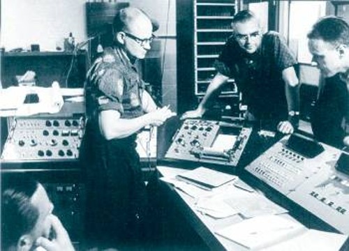 Ο Φρανκ Ντρέικ (όρθιος στο κέντρο), πρωτοπόρος της αναζήτησης νοήμονος ζωής, μαζί με συναδέλφους του, το 1962 στο Εθνικό Αστεροσκοπείο Ραδιοαστρονομίας των ΗΠΑ