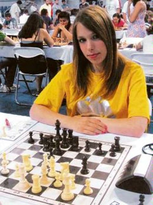 Η σκακίστρια της ΑΕΚ Χριστίνα - Δέσποινα Παχάκη. Οι συναθλητές της στο «Νεγκρεπόντε 2010» στη Χαλκίδα είχαν μεγάλη επιτυχία