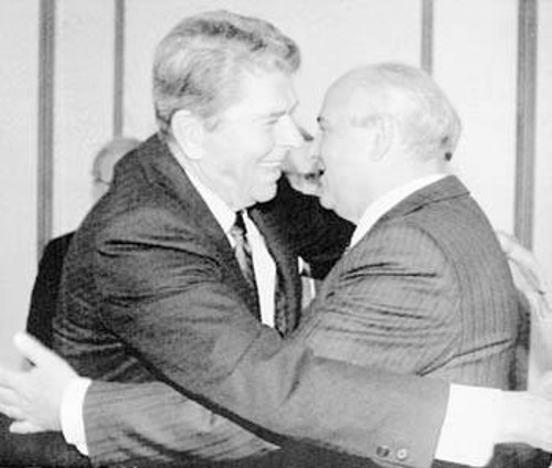 Ο Ρίγκαν (εδώ σε εναγκαλισμούς με τον Μ. Γκορμπατσόφ) έλεγε το 1981 ότι ετοιμάζεται «να εξοντώσει τους εγκέφαλους της διεθνούς τρομοκρατίας». Στην πραγματικότητα, η Ουάσιγκτον καβαλίκεψε το «αλογάκι» της «διεθνούς τρομοκρατίας» για αντισοβιετικούς σκοπούς, παρουσιάζοντας στους Ευρωπαίους συμμάχους της την ΕΣΣΔ σαν χώρα που επιδιώκει με τρομοκρατικές πράξεις να εξασθενήσει και να αποσταθεροποιήσει τα καπιταλιστικά καθεστώτα