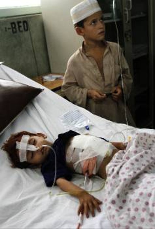 Παιδάκι χτυπημένο όπως επίσημα λέγεται από ρουκέτα στην πόλη Τζαλαλαμπάντ