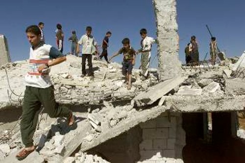 Τα παιδιά και τα συντρίμμια. Ο ισραηλινός στρατός ισοπέδωσε σπίτια και σκότωσε τουλάχιστον 2 ανθρώπους κατά την εισβολή του στη Χεβρώνα