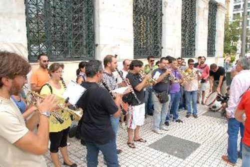 Από τη χτεσινή παράσταση διαμαρτυρίας στο δημαρχείο της Αθήνας