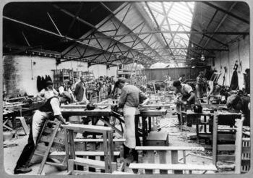 Δουλεύοντας σε εργοστάσιο επίπλων στις αρχές του 19ου αι. (1925)