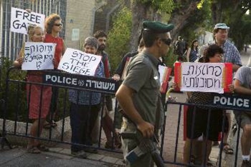 Ισραηλινοί διαδηλωτές ενάντια στην ισραηλινή κατοχή των παλαιστινιακών εδαφών