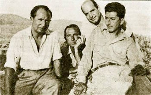 Ο Μάνος Κατράκης με συντρόφους του στην εξορία