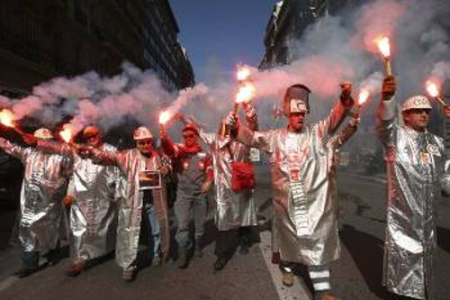 Απεργοί εργαζόμενοι της «Arcelor Mittal» σε κινητοποίηση, στη Μασσαλία
