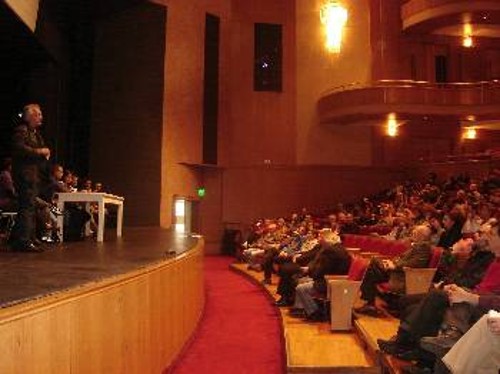 Ο Σωτήρης Ζαριανόπουλος μιλά στη συνέλευση των εργαζομένων στο ΚΘΒΕ