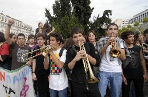 Από παλαιότερη συγκέντρωση διαμαρτυρίας των μουσικών λυκείων της Αθήνας, στο Σύνταγμα