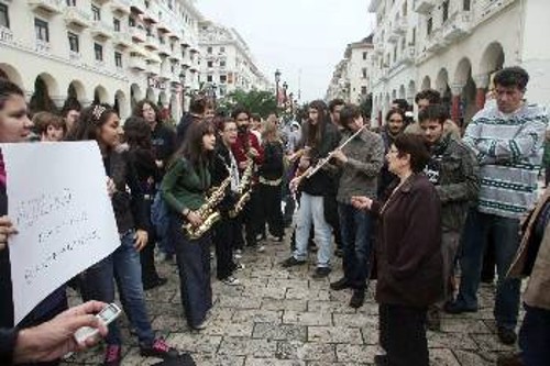 Στη Θεσσαλονίκη, η ΓΓ της ΚΕ του ΚΚΕ μιλάει με τους μαθητές του Μουσικού Σχολείου