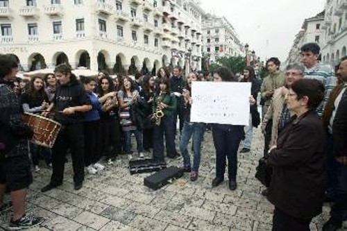 Αμέσως μετά τη συνέντευξη Τύπου, η Αλέκα Παπαρήγα συναντήθηκε με τους μαθητές του μουσικού σχολείου Θεσσαλονίκης, που διαδήλωναν στην πλατεία Αριστοτέλους (σχετικό ρεπορτάζ στη σελίδα 27)