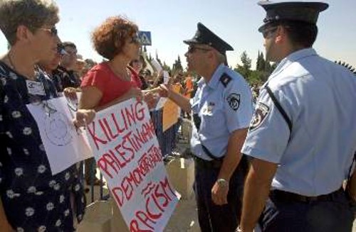 Από τη διαδήλωση φιλειρηνιστών για τη δολοφονία Ισραηλινών Αράβων από τις ειδικές δυνάμεις της αστυνομίας