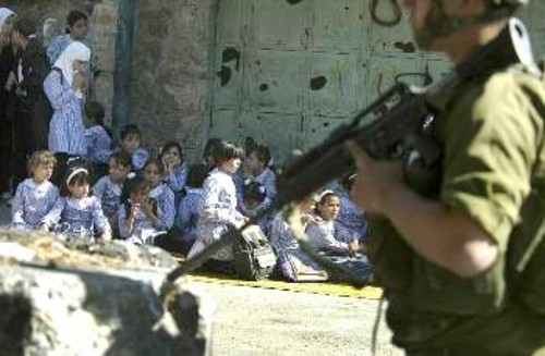 Αποκλεισμός δημοτικού σχολείου από τον ισραηλινό στρατό στη Χεβρώνα