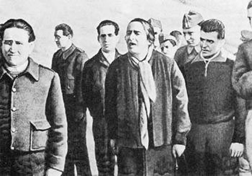Η Ντολόρες Ιμπαρούρι (Πασιονάρια) και ο ΓΓ του Κομμουνιστικού Κόμματος Ισπανίας Χοσέ Ντιάζ (πρώτος από δεξιά) στο μέτωπο της Μαδρίτης