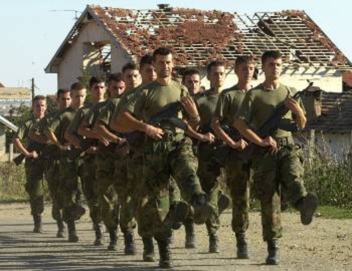 Αλβανοί του λεγόμενου Εθνικού Απελευθερωτικού Στρατού σε ασκήσεις πεζικών...