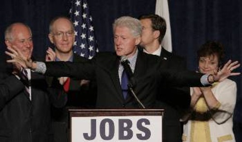 Ολα τα «χαρτιά» των Δημοκρατικών έχουν επιστρατευτεί όπως ο Κλίντον, που υπόσχεται ... δουλειές