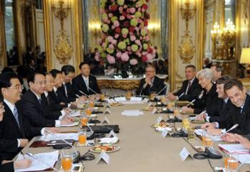 Η γαλλική και κινεζική αντιπροσωπεία πριν την υπογραφή σημαντικών συμφωνιών