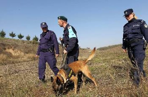 Περιπολία του Frontex με σκυλιά στον Εβρο