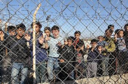 Σύμφωνα με το σχέδιο νόμου οι πρόσφυγες θα είναι «σε καθεστώς περιορισμού της ελευθερίας τους», δηλαδή φυλακισμένοι